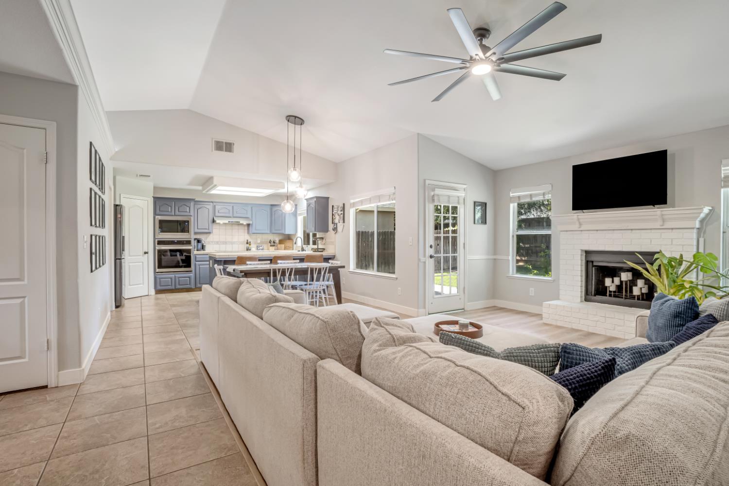 2594 E Kelso Ave, Fresno, CA 93720