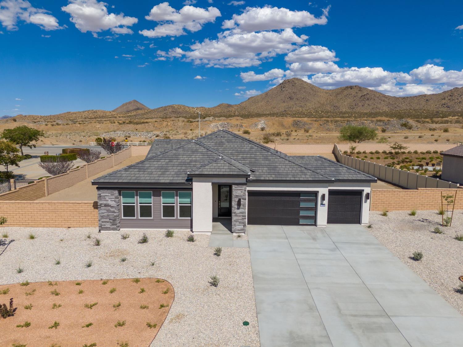 17055 Ta-Wan-Ka Rd, Apple Valley, CA 92307