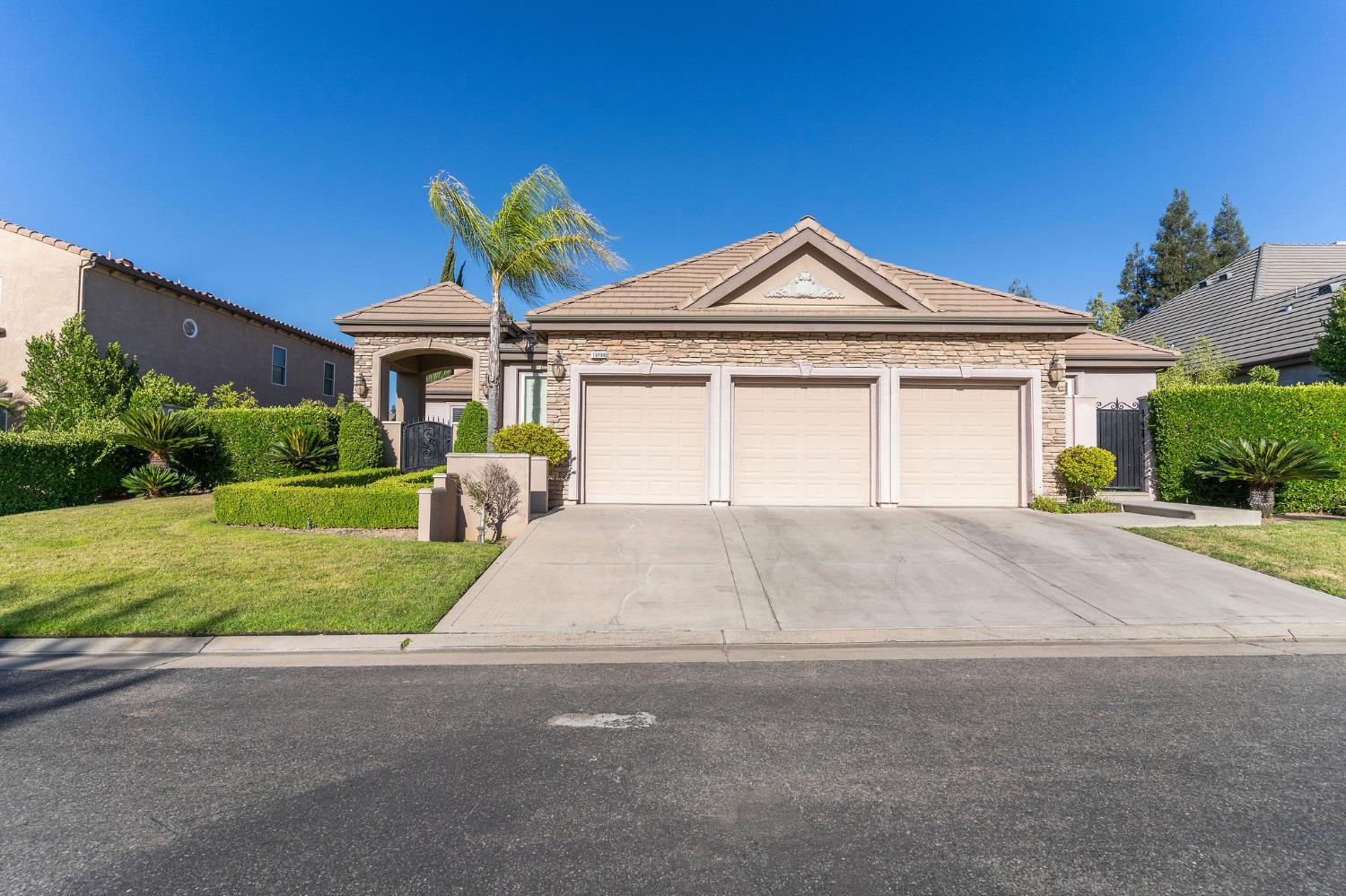 10788 N Golden Eagle Dr, Fresno, CA 93730