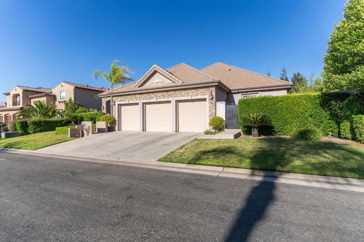 10788 N Golden Eagle Dr, Fresno, CA 93730