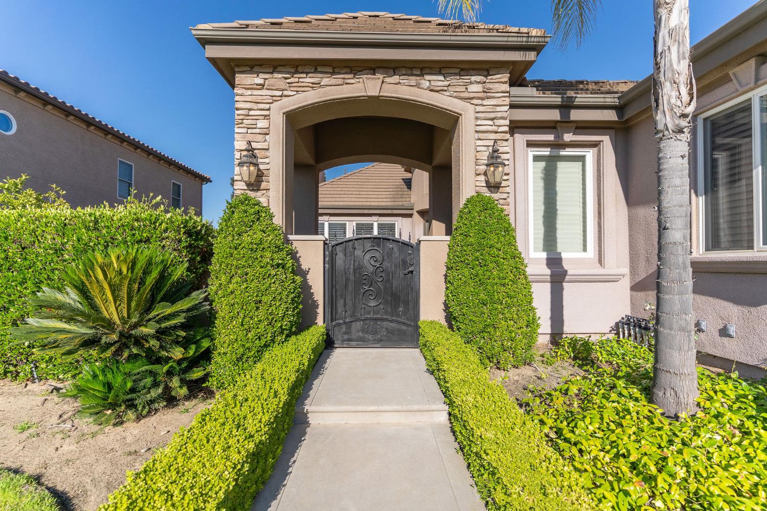 10788 N Golden Eagle Dr, Fresno, CA 93730