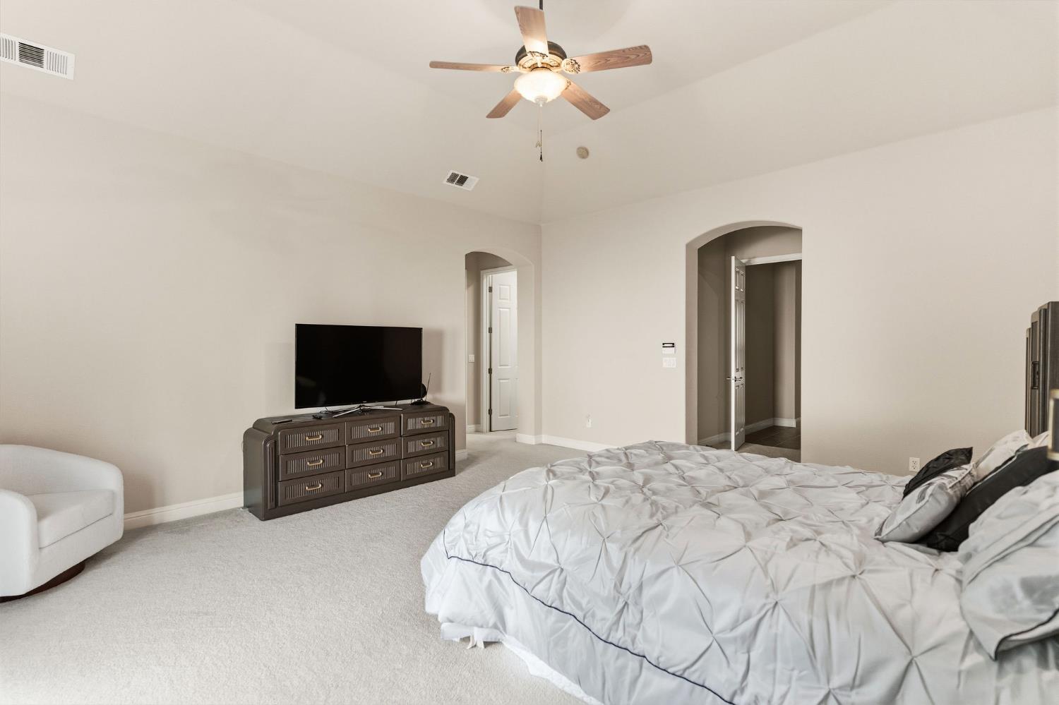 10788 N Golden Eagle Dr, Fresno, CA 93730