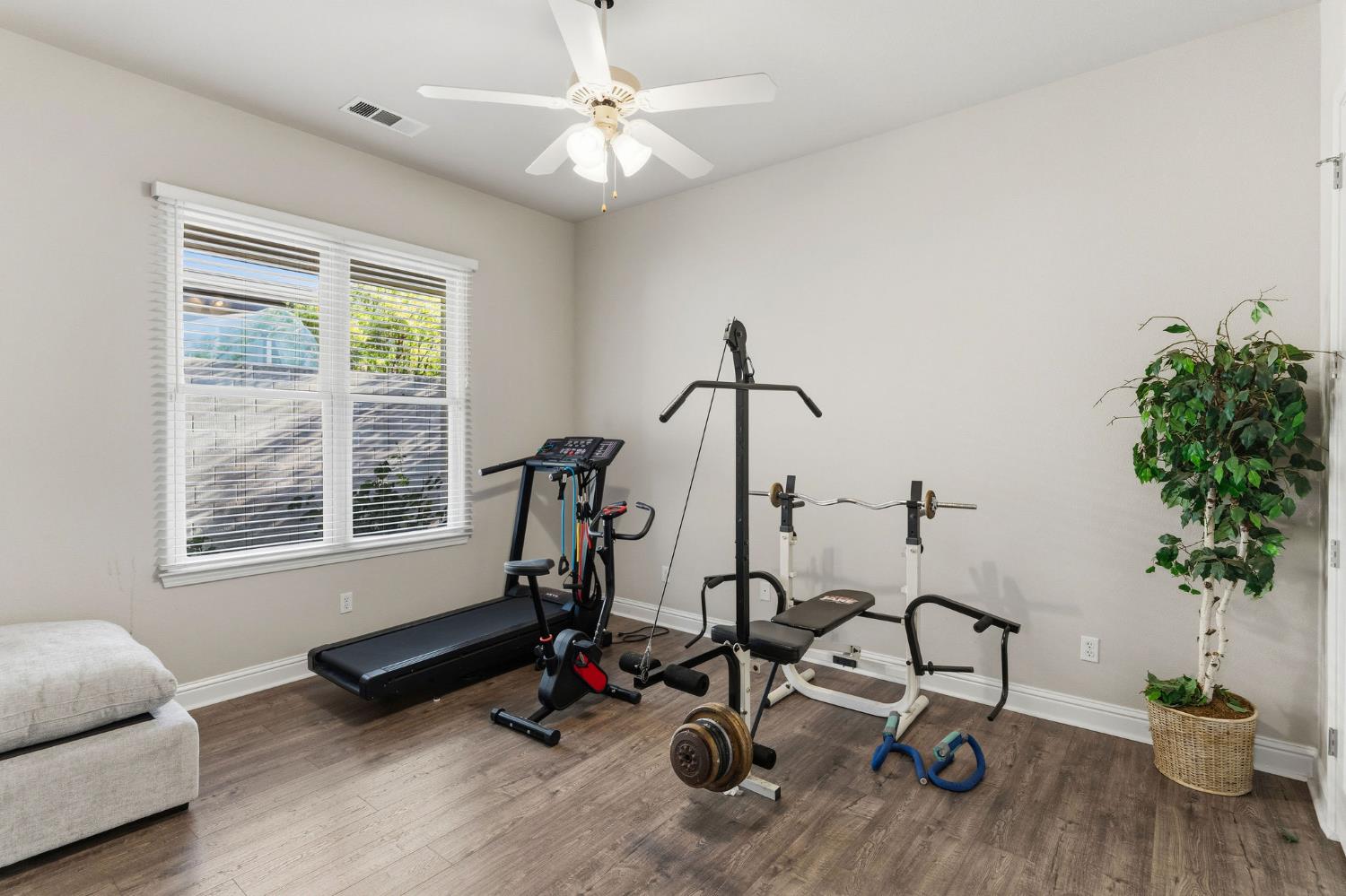 10788 N Golden Eagle Dr, Fresno, CA 93730