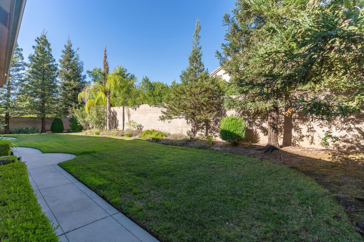 10788 N Golden Eagle Dr, Fresno, CA 93730