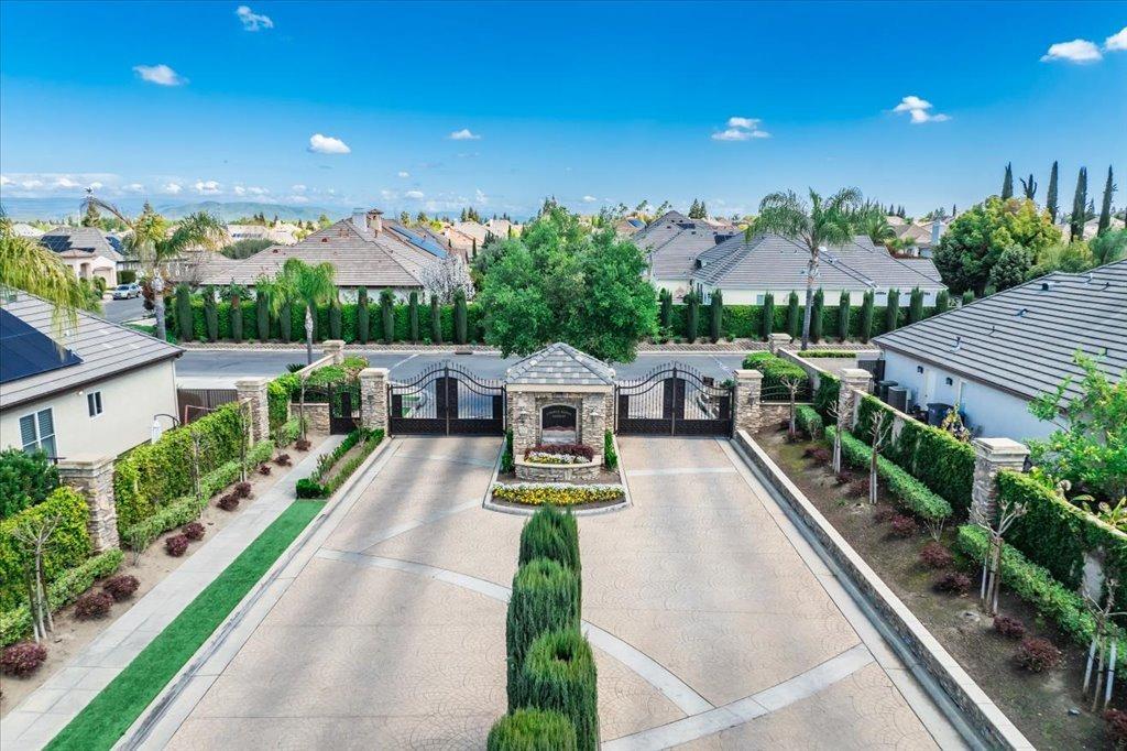 10788 N Golden Eagle Dr, Fresno, CA 93730
