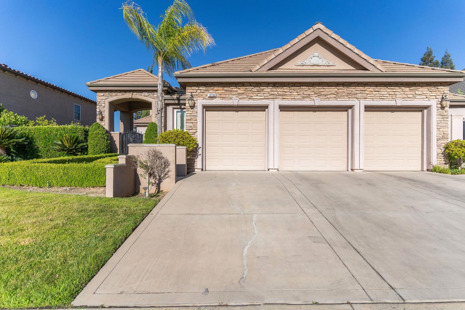 10788 N Golden Eagle Dr, Fresno, CA 93730