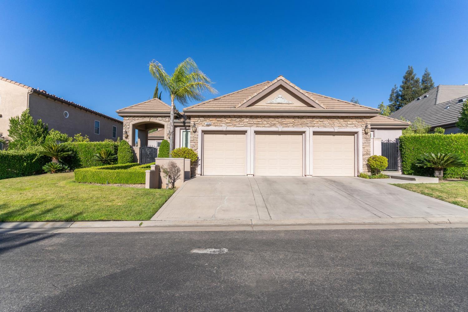 10788 N Golden Eagle Dr, Fresno, CA 93730