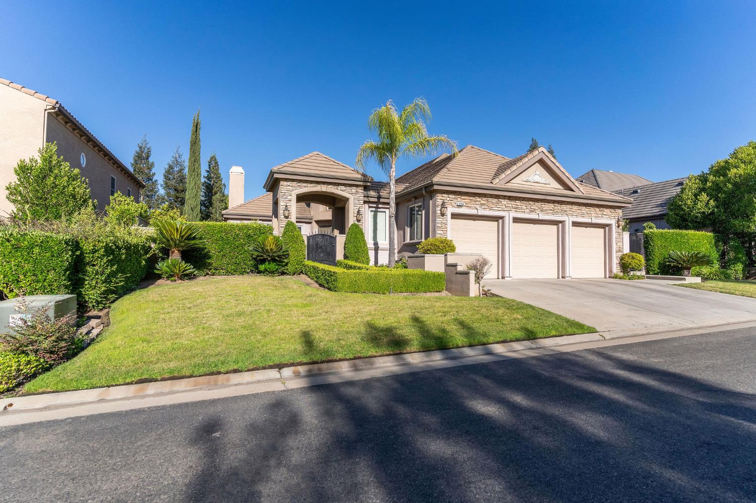 10788 N Golden Eagle Dr, Fresno, CA 93730