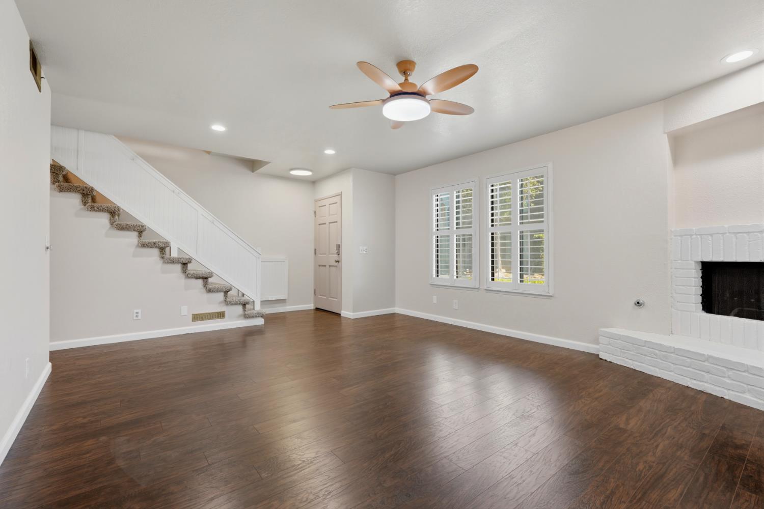 891 Greenfield Ave, Hanford, CA 93230