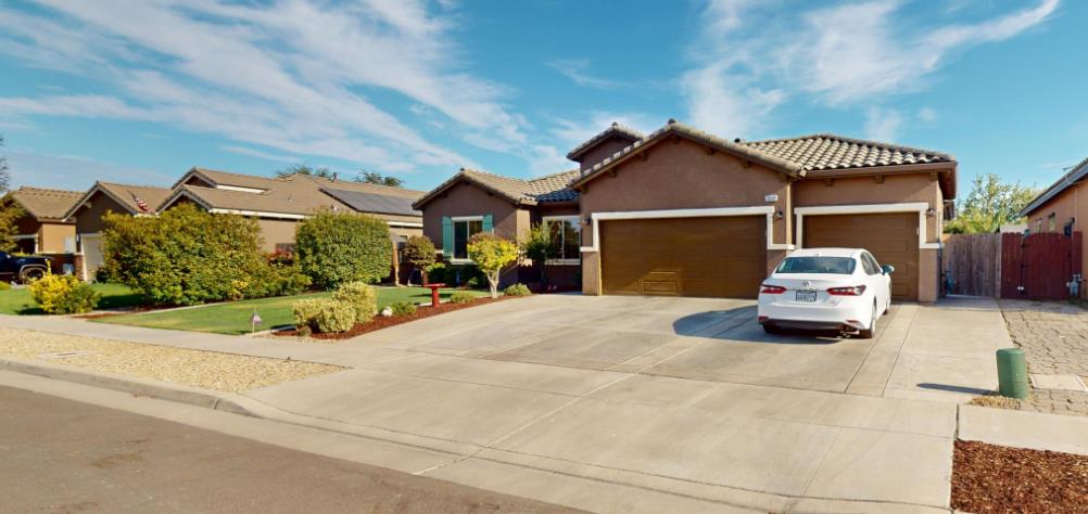 16149 W Ashli Ave, Kerman, CA 93630