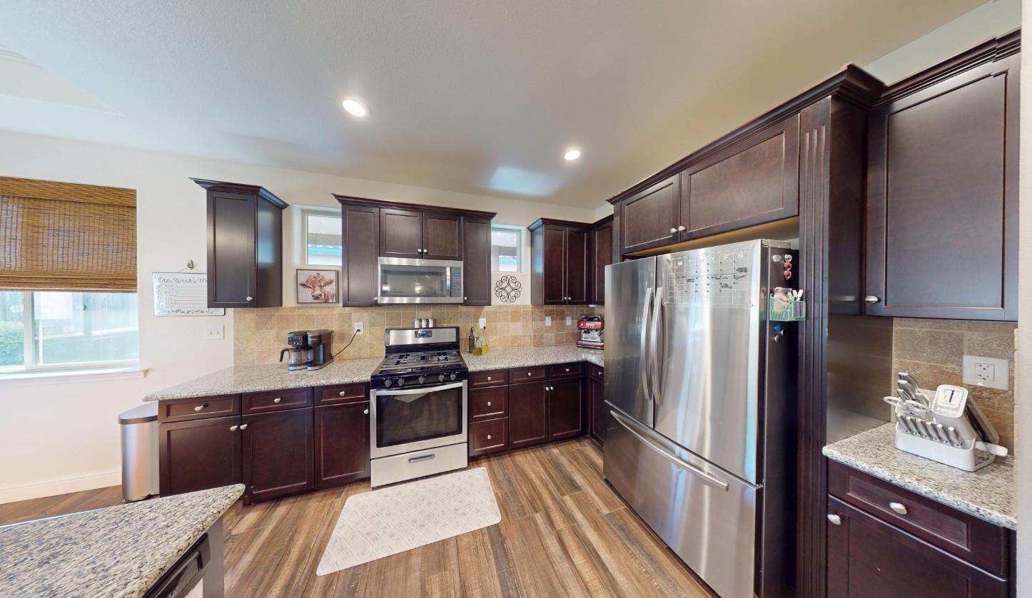 16149 W Ashli Ave, Kerman, CA 93630