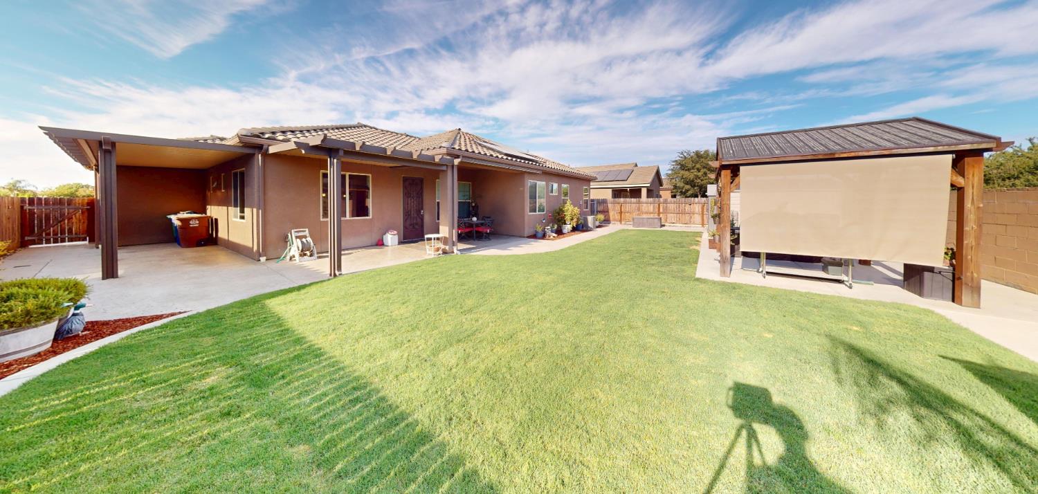 16149 W Ashli Ave, Kerman, CA 93630