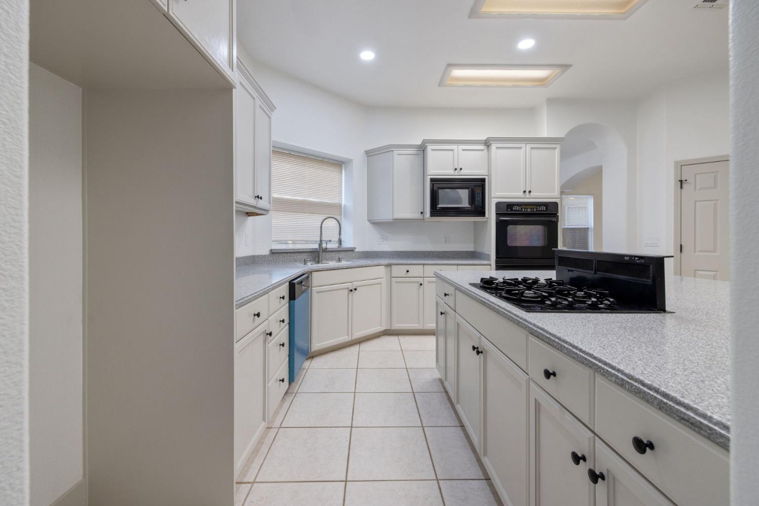 938 Ruby Way, Livingston, CA 95334