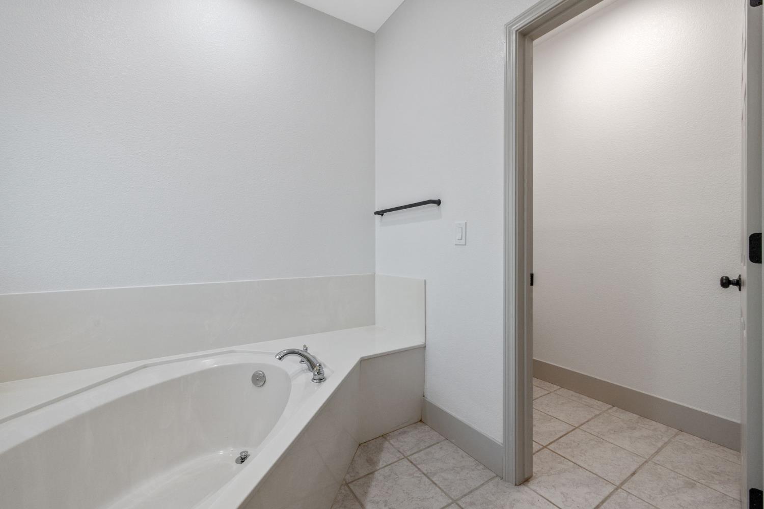 938 Ruby Way, Livingston, CA 95334