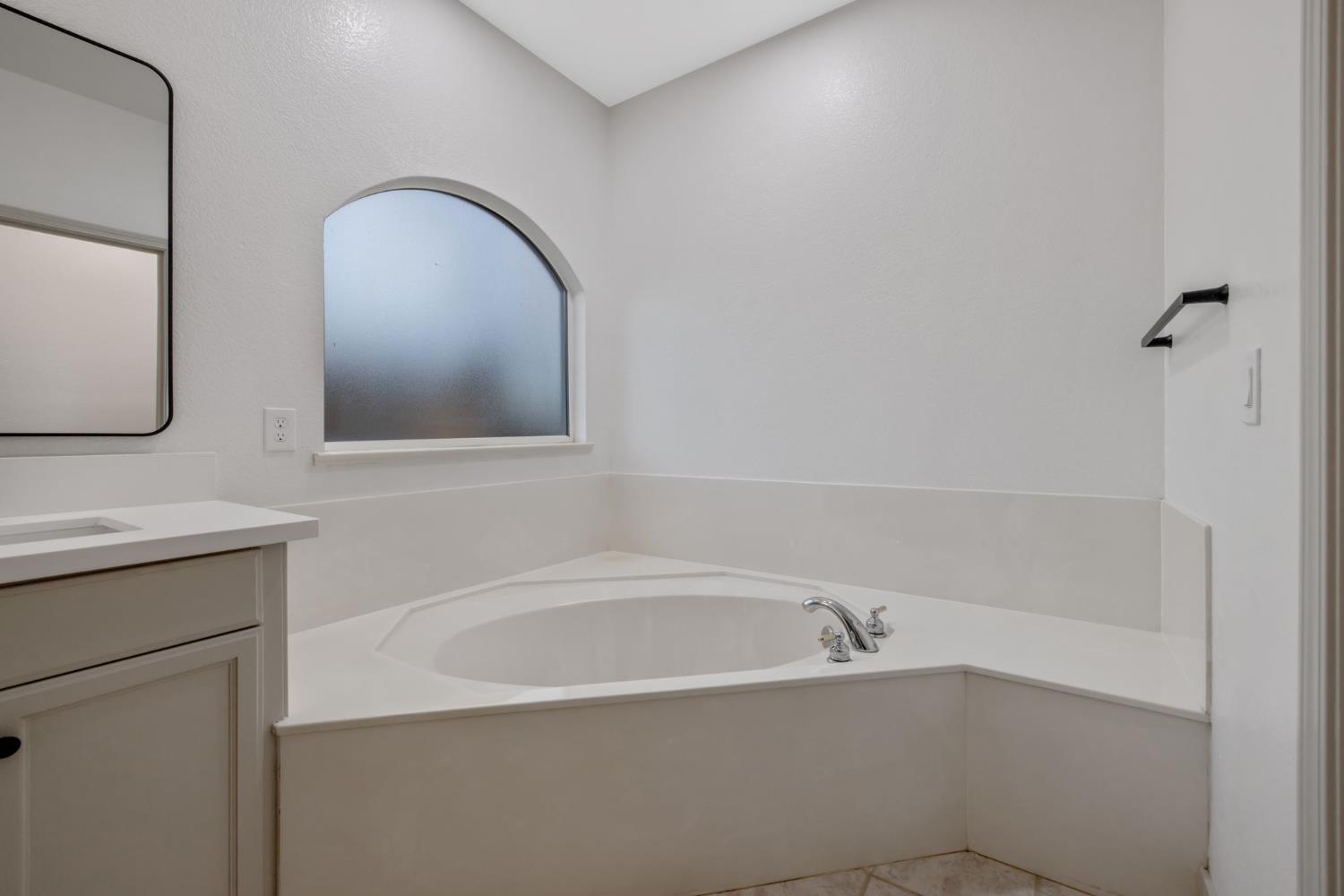 938 Ruby Way, Livingston, CA 95334