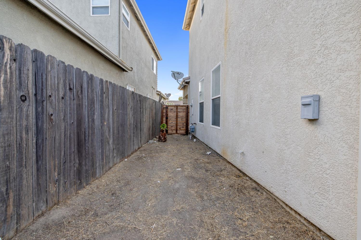 938 Ruby Way, Livingston, CA 95334