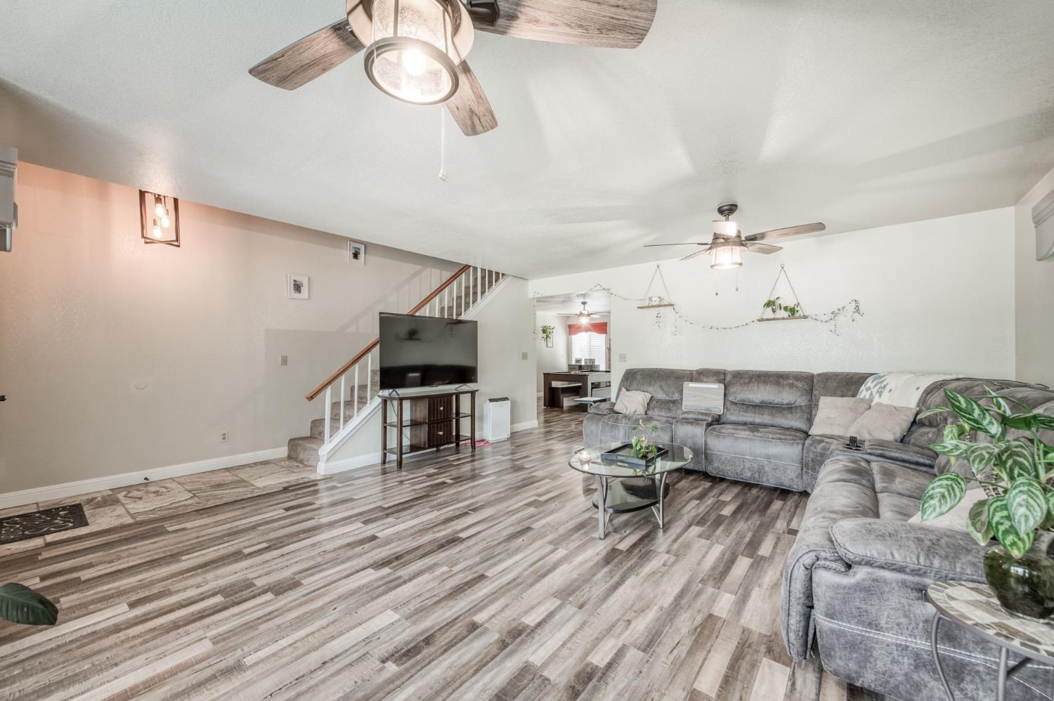 162 N Amber Ave, Clovis, CA 93611