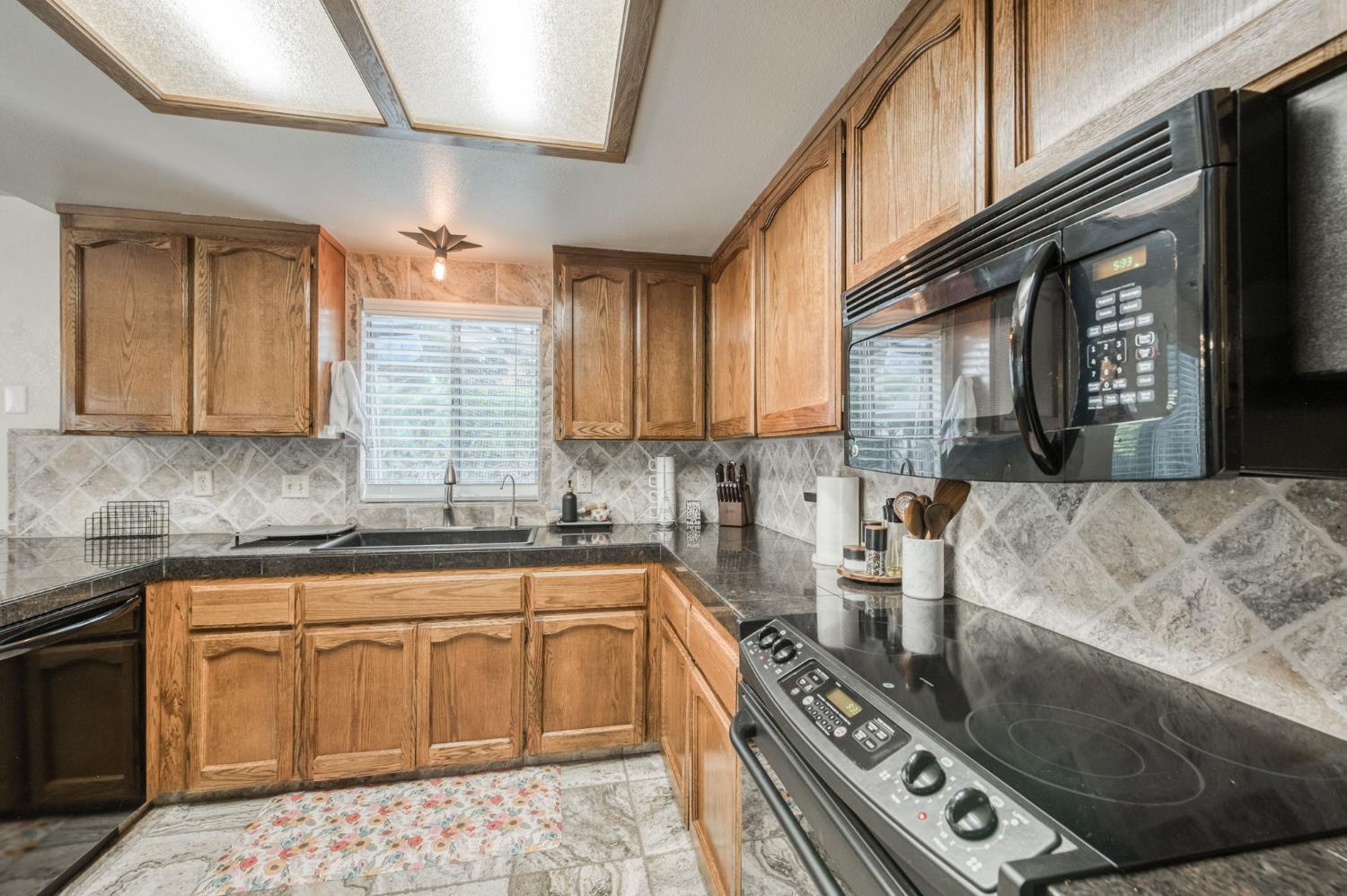 162 N Amber Ave, Clovis, CA 93611