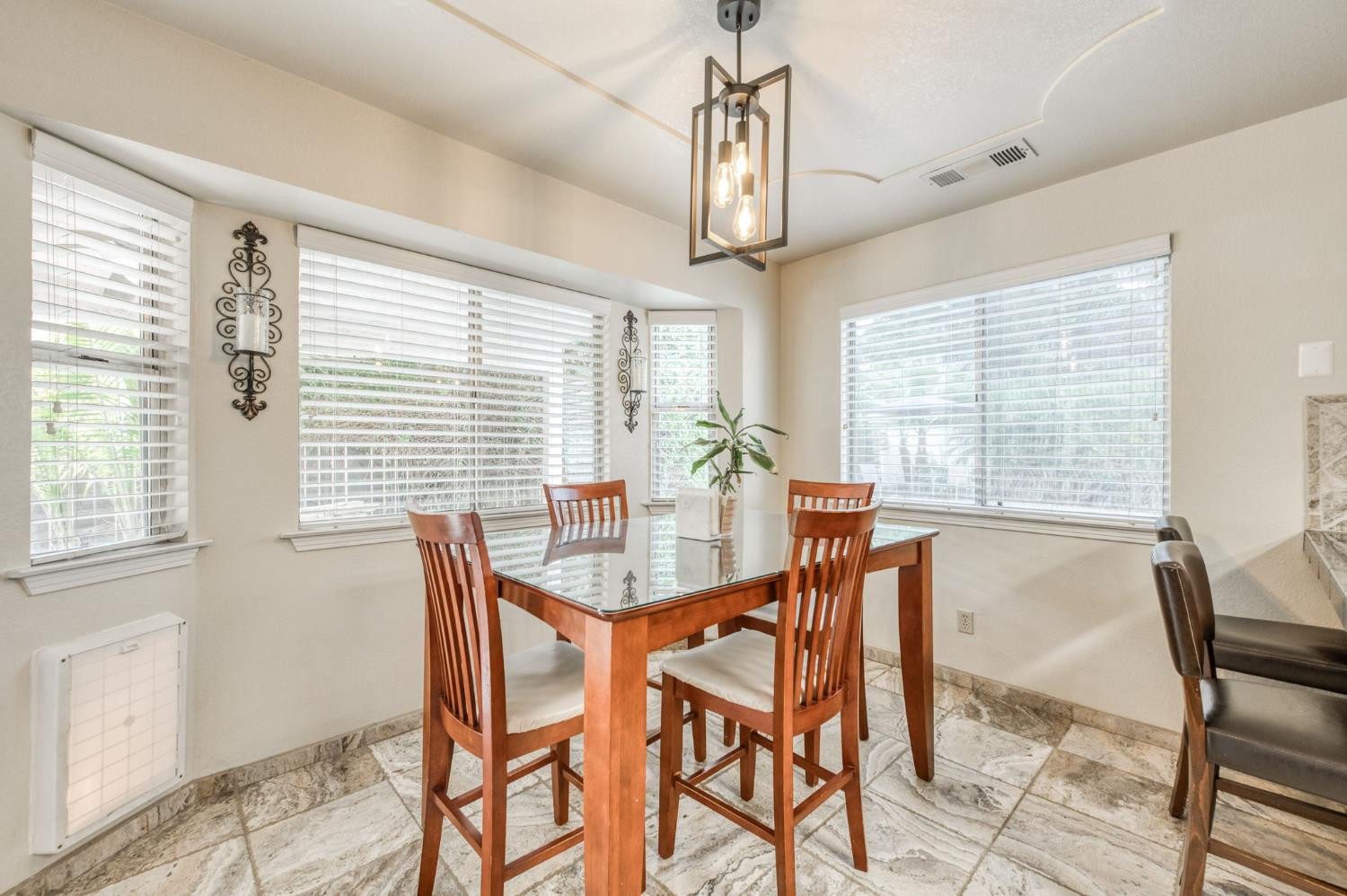 162 N Amber Ave, Clovis, CA 93611