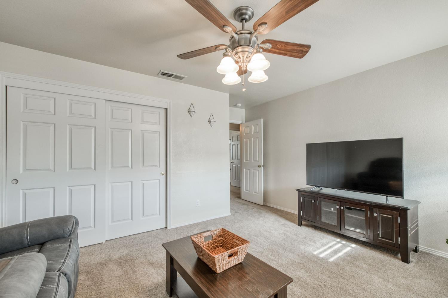 162 N Amber Ave, Clovis, CA 93611