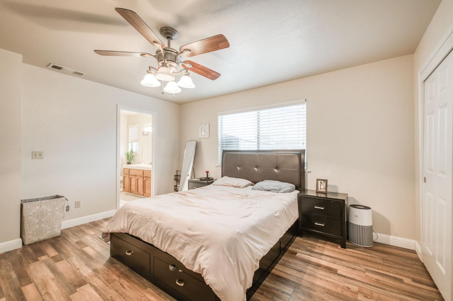 162 N Amber Ave, Clovis, CA 93611