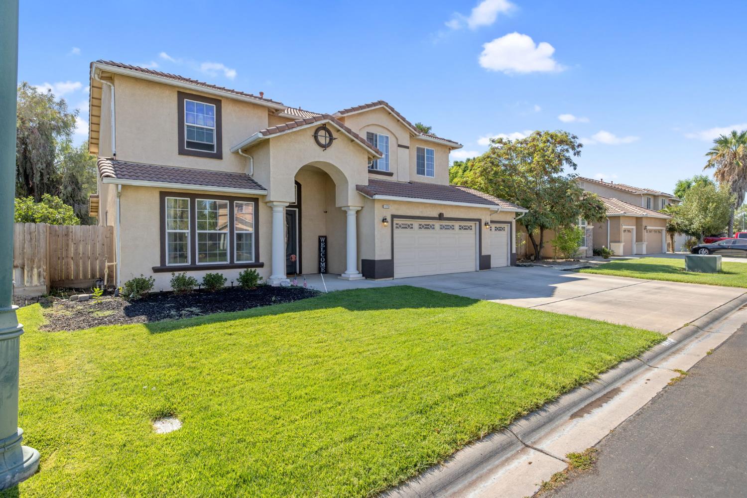 1114 Paradise Dr, Lemoore, CA 93245