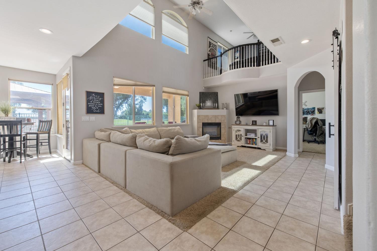1114 Paradise Dr, Lemoore, CA 93245