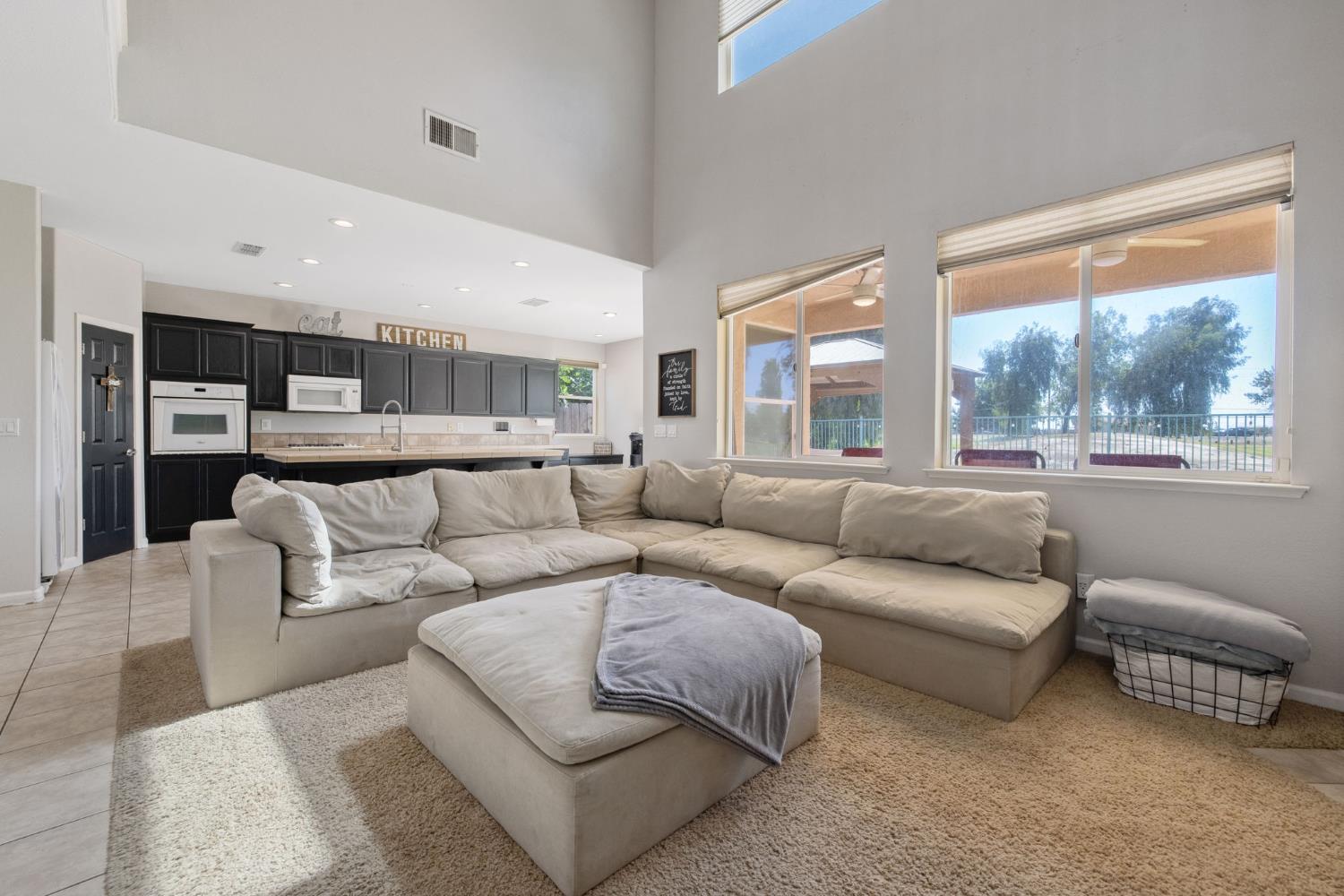 1114 Paradise Dr, Lemoore, CA 93245
