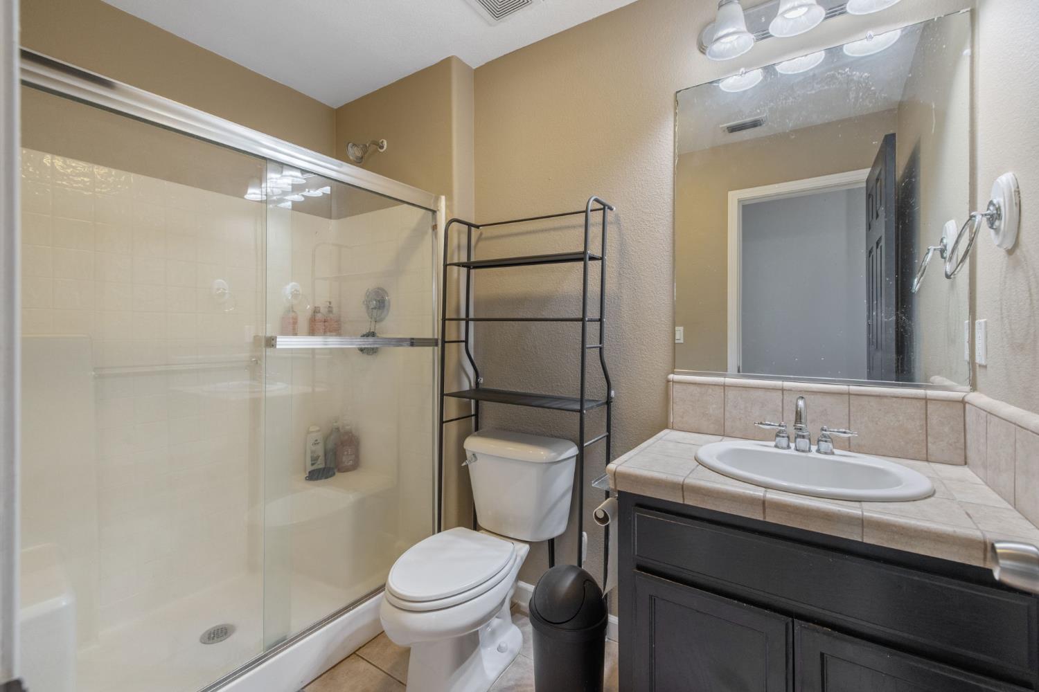 1114 Paradise Dr, Lemoore, CA 93245