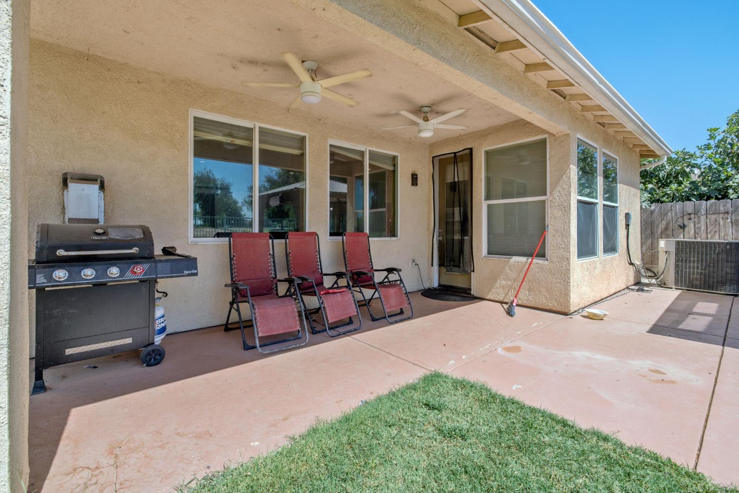 1114 Paradise Dr, Lemoore, CA 93245