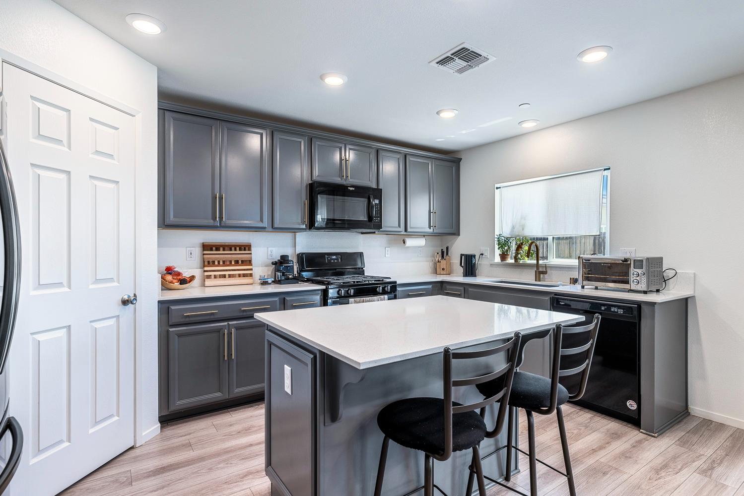 2136 N Redda Rd, Fresno, CA 93737