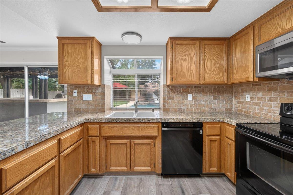 970 N Bush Ave, Clovis, CA 93611