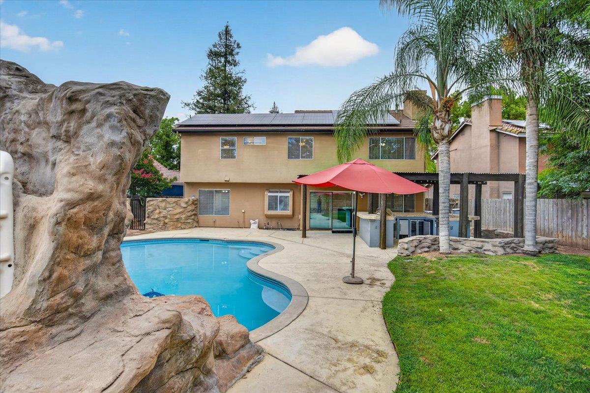 970 N Bush Ave, Clovis, CA 93611
