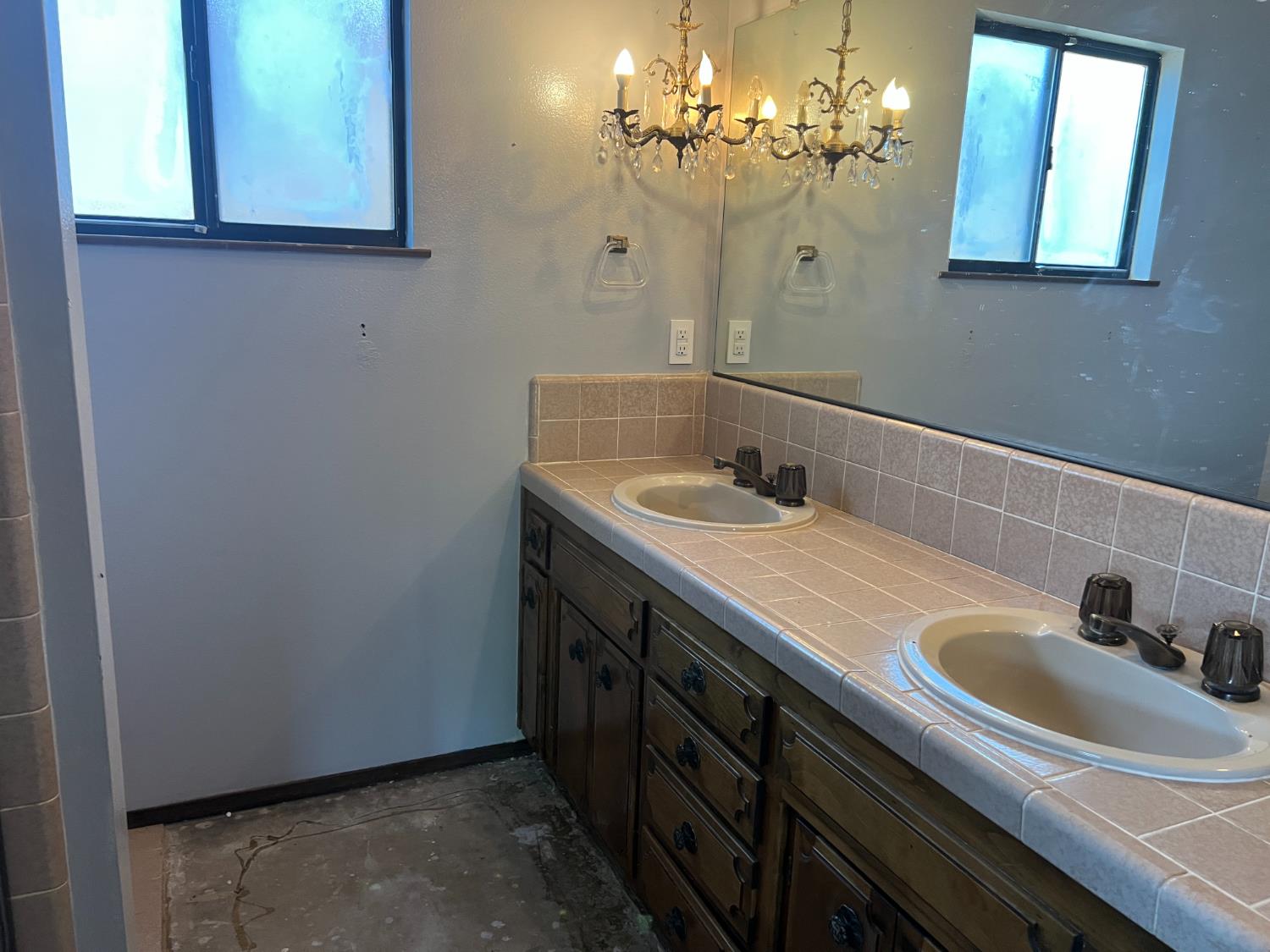 6371 N 6Th St, Fresno, CA 93710