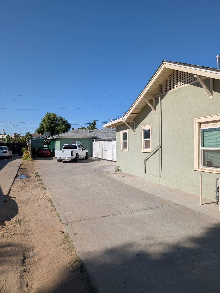 545 W University Ave, Fresno, CA 93705