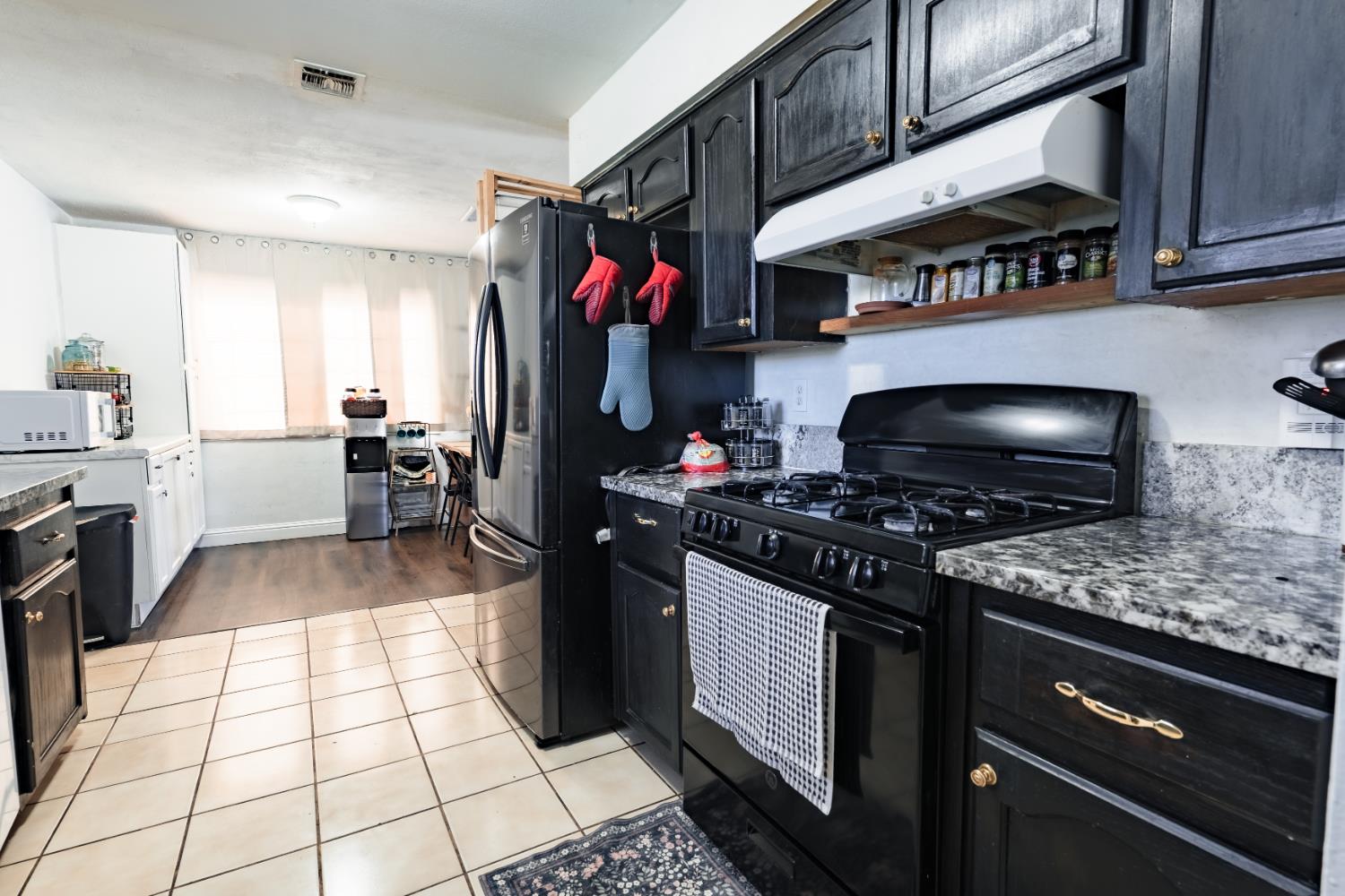 1229 Mission St, Madera, CA 93638