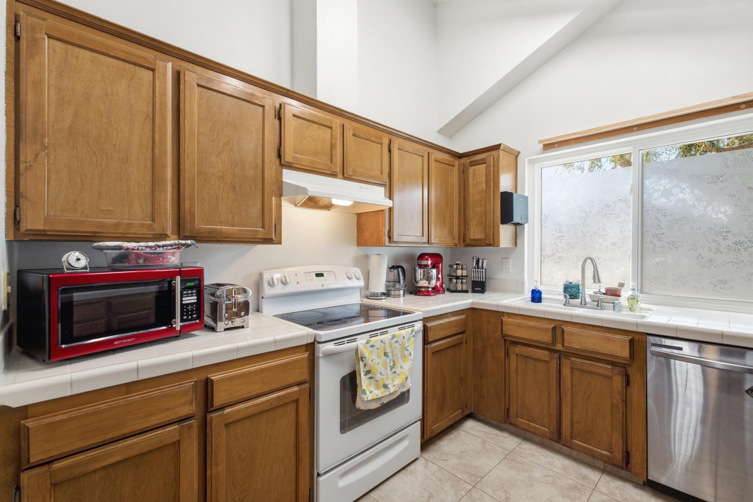 3450 W Dovewood Ave, Fresno, CA 93711