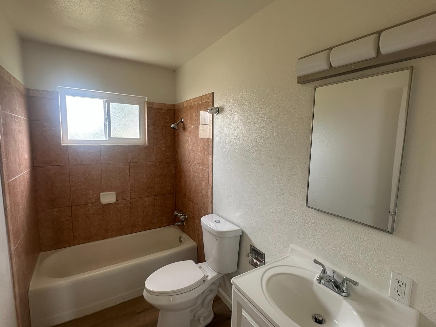922 L Street, Sanger, CA 93657