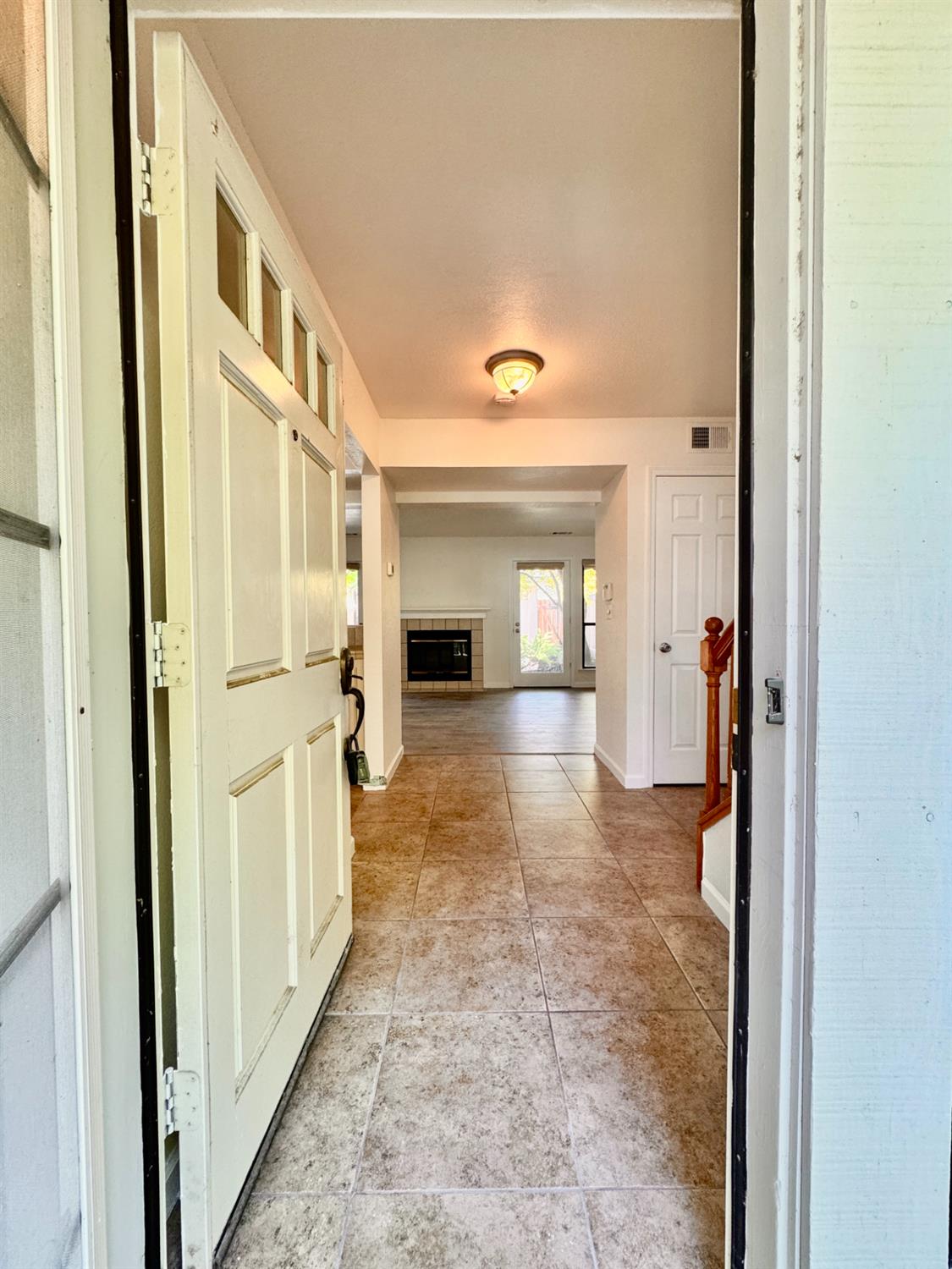 953 E Foxhill Dr, Fresno, CA 93720