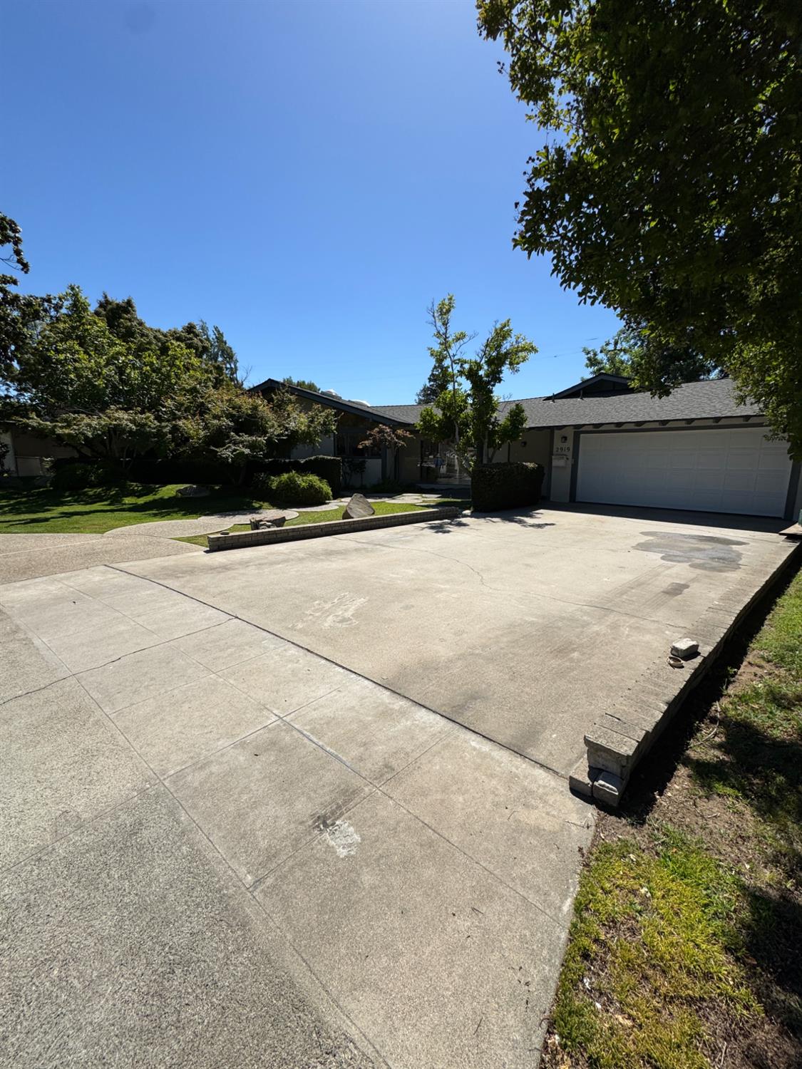 2919 E Joaquin Pl, Fresno, CA 93726
