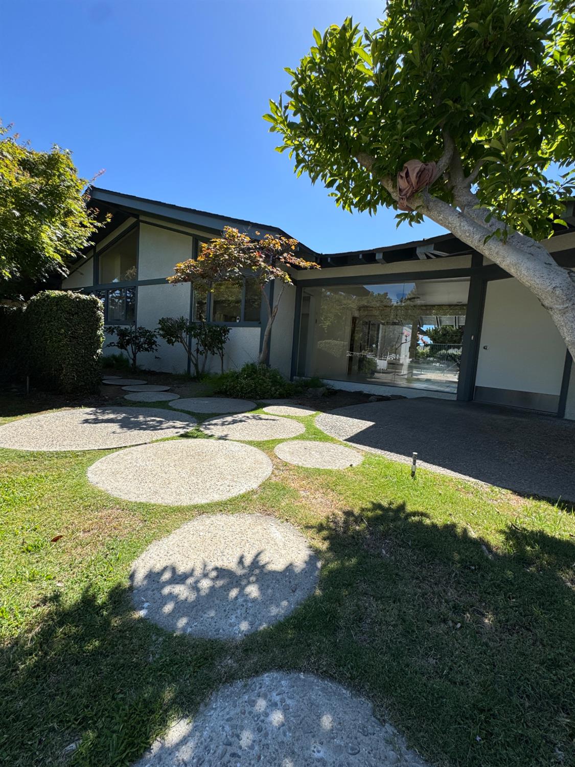 2919 E Joaquin Pl, Fresno, CA 93726