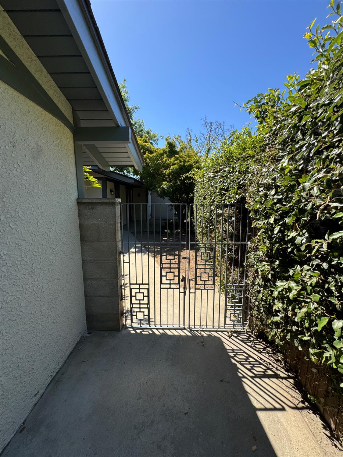 2919 E Joaquin Pl, Fresno, CA 93726