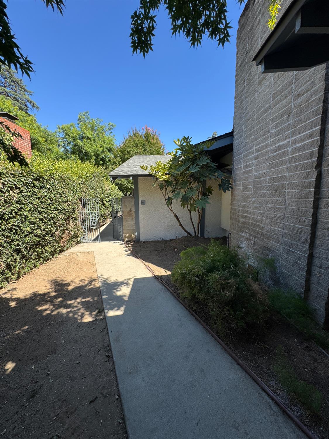 2919 E Joaquin Pl, Fresno, CA 93726