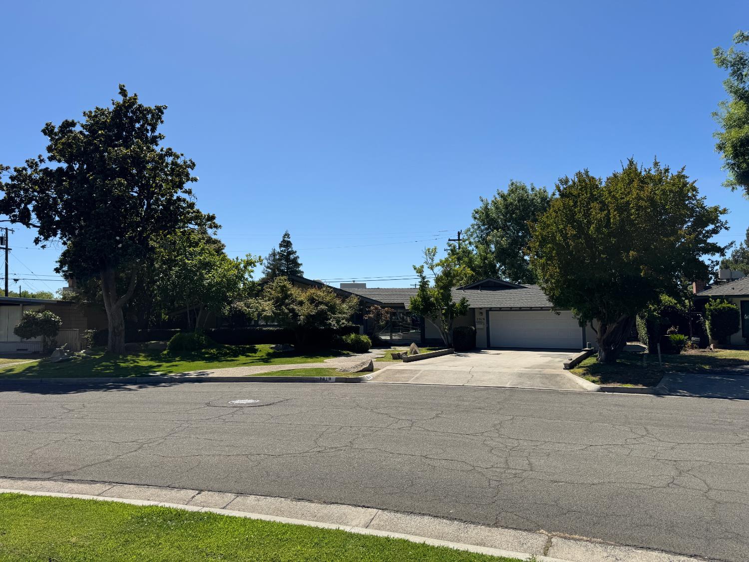 2919 E Joaquin Pl, Fresno, CA 93726