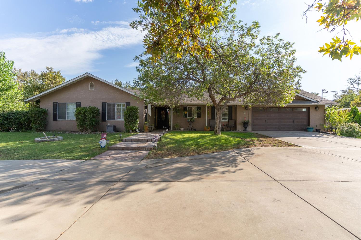 6855 Live Oak Dr, Sanger, CA 93657