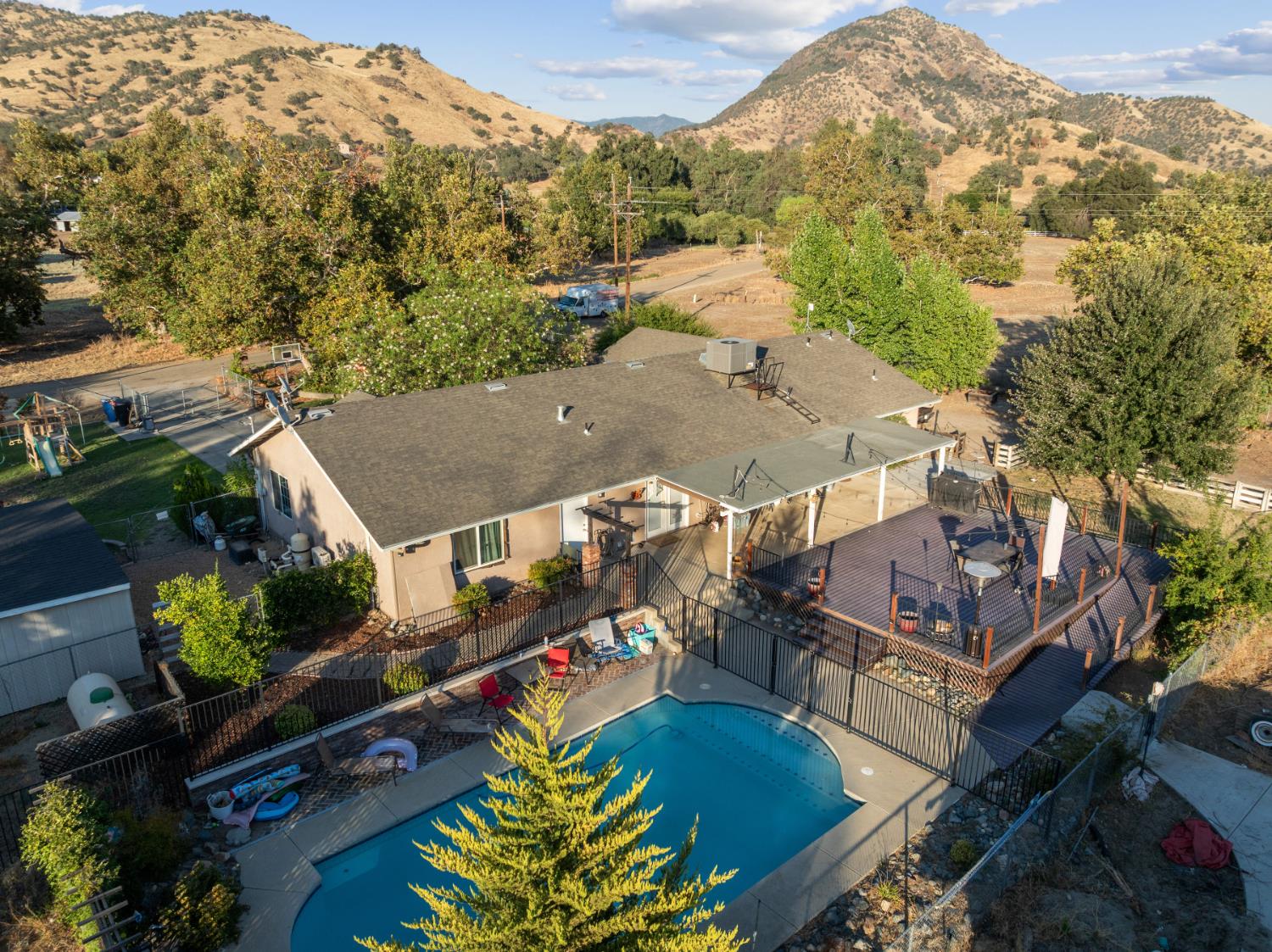 6855 Live Oak Dr, Sanger, CA 93657