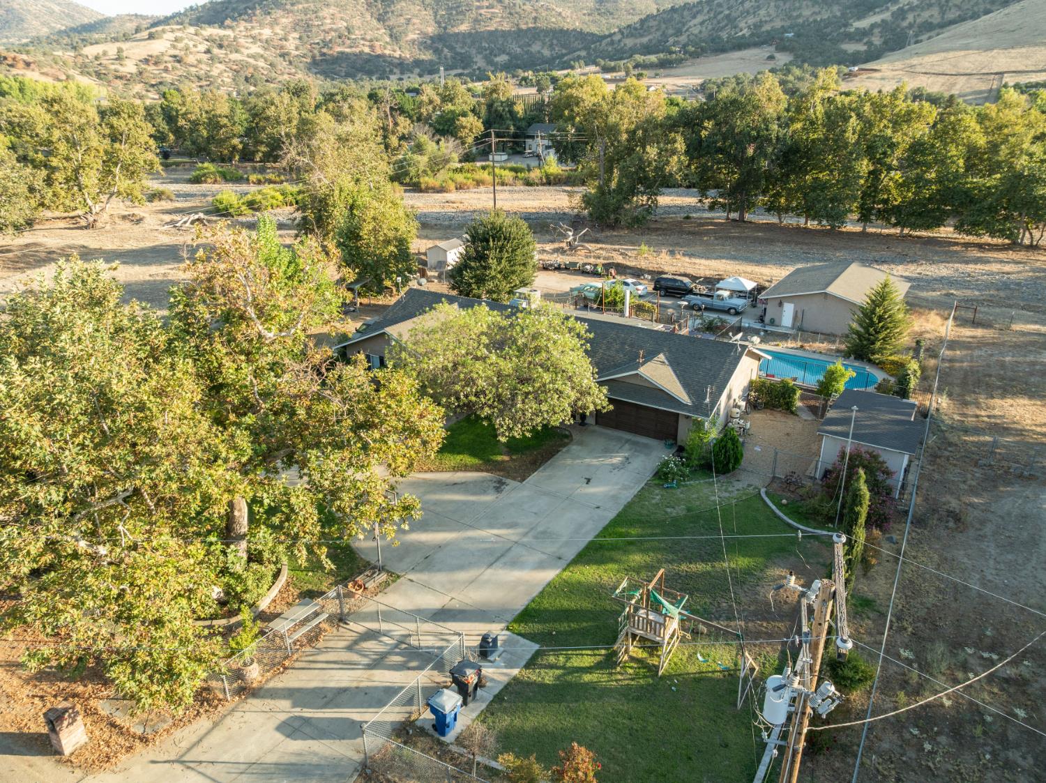 6855 Live Oak Dr, Sanger, CA 93657