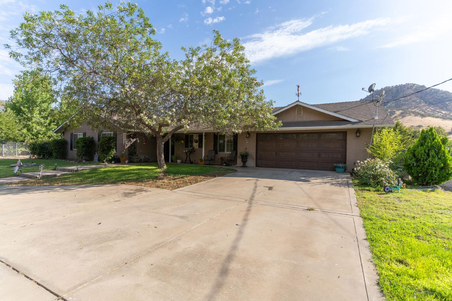 6855 Live Oak Dr, Sanger, CA 93657