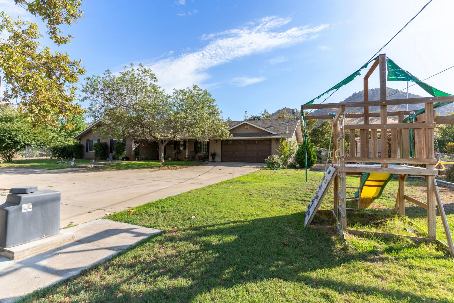 6855 Live Oak Dr, Sanger, CA 93657