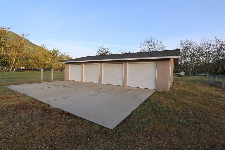 6855 Live Oak Dr, Sanger, CA 93657